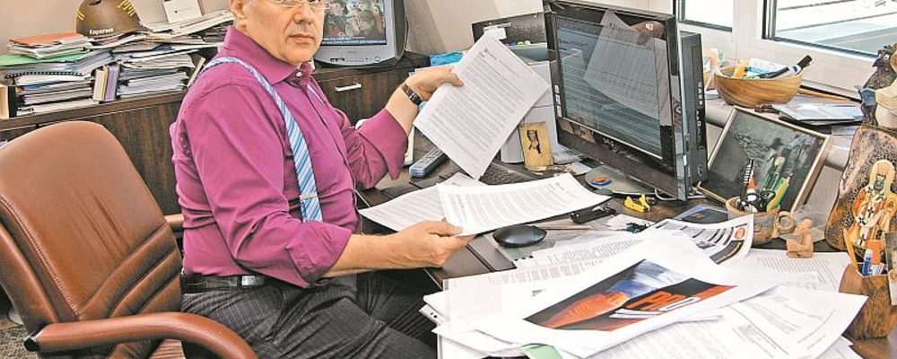 Глеб Павловский в рабочем кабинете