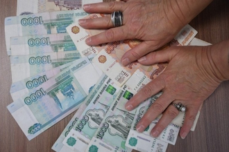 Реальная средняя зарплата в РФ оказалась на треть ниже официальной