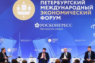 председатель комитета Госдумы РФ по бюджету и налогам Андрей Макаров, заместитель руководителя Администрации президента РФ Максим Орешкин, министр финансов РФ Антон Силуанов и министр экономического развития РФ Максим Решетников
